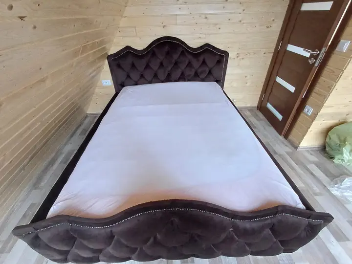 Pat tapițat capitonat, catifea maro, cu ținte decorative